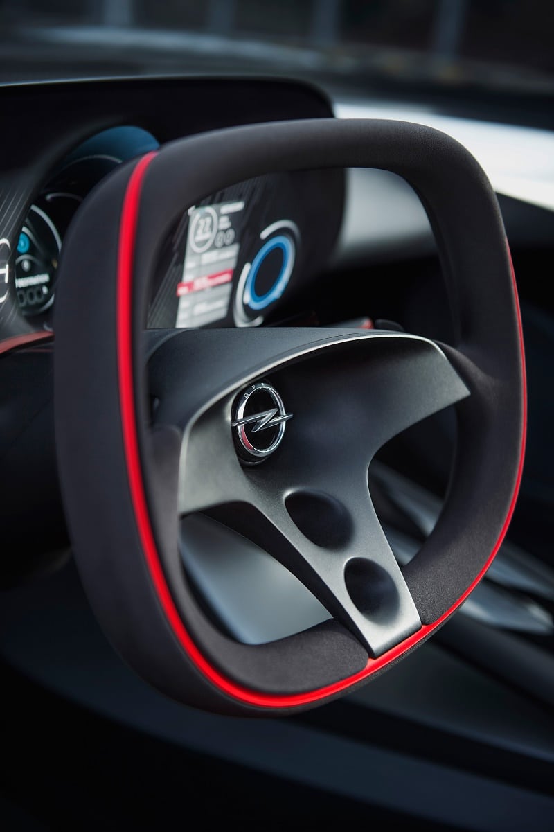 Spoke design: The steering wheel pays homage to the legendary Opel GT from the 1960s and 1970s.