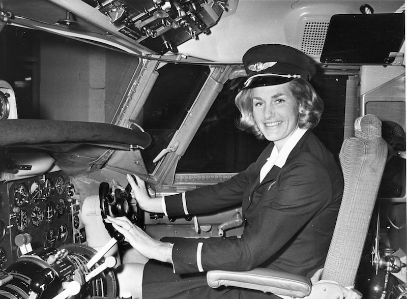 Turi Wideroe, Flight Officer, the first woman pilot of a commersail airline in 1969. Here 1972 also as jet co-pilot in the cockpit. Turi Wideröe, Turi Widerøe